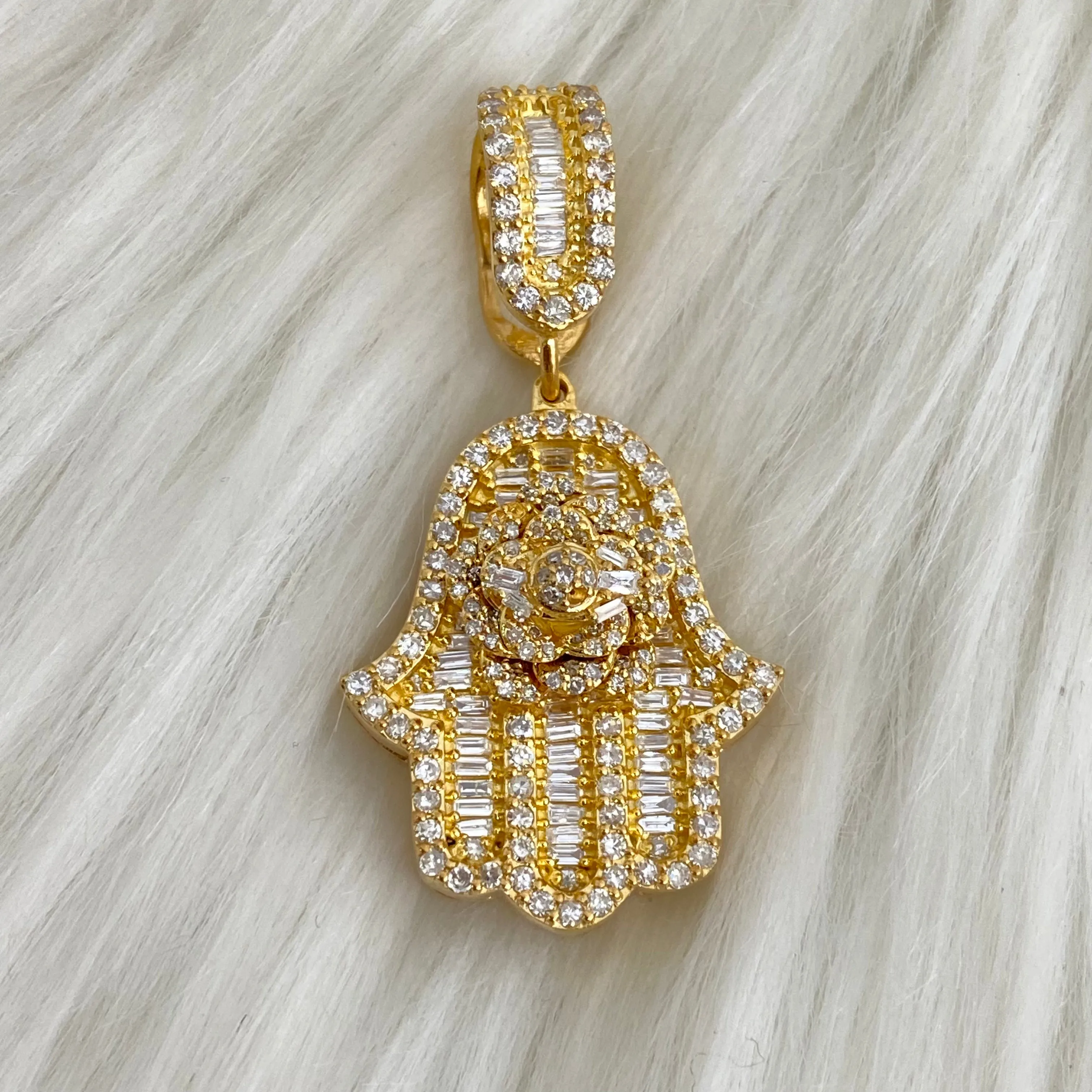 10K Yellow Gold Diamond Hand Pendant Ct Dia Vs / 8.2gr / 1.5in