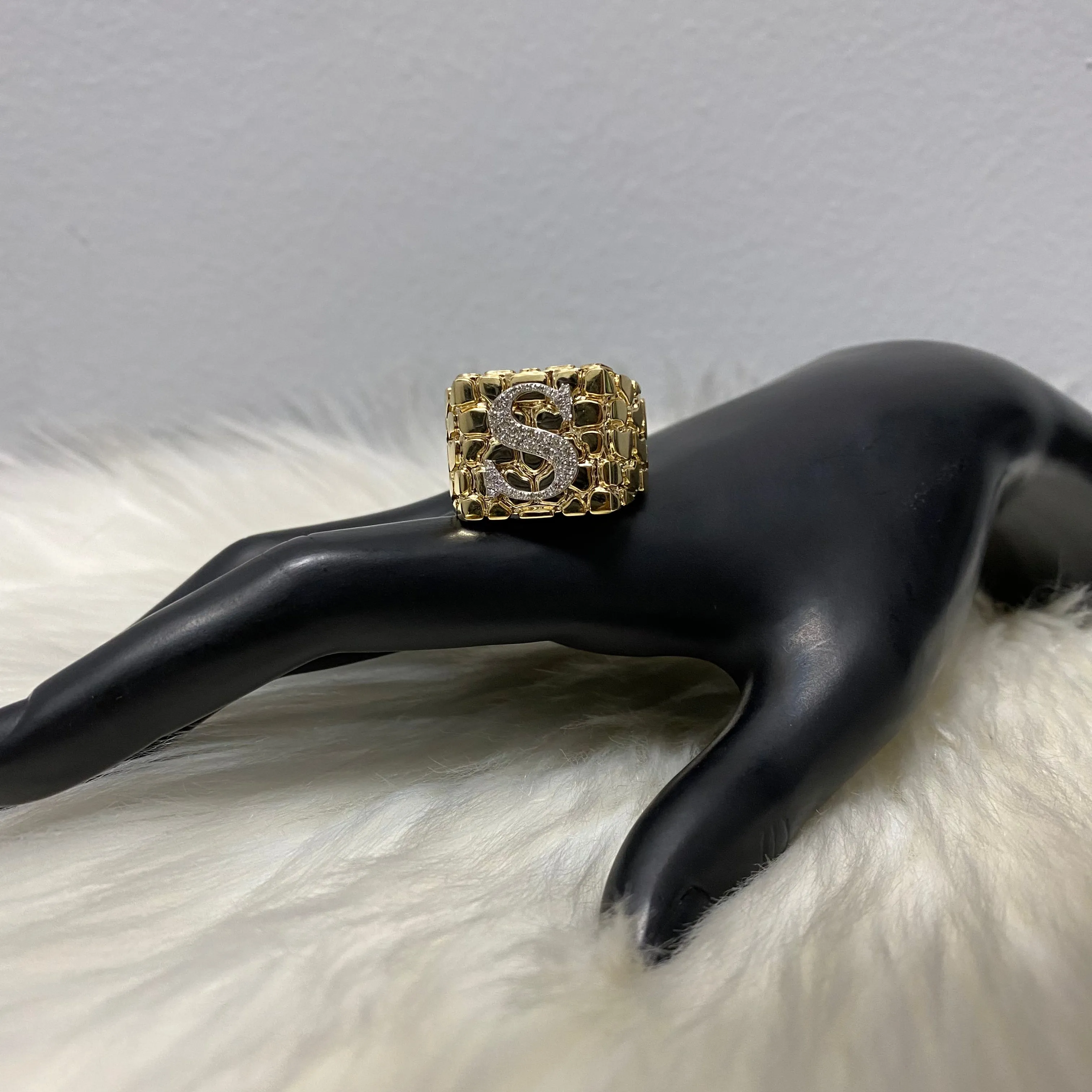 10K Yellow Gold Nugget Letter S Ring 0.34Ct Dia / 12.7gr / Size 11