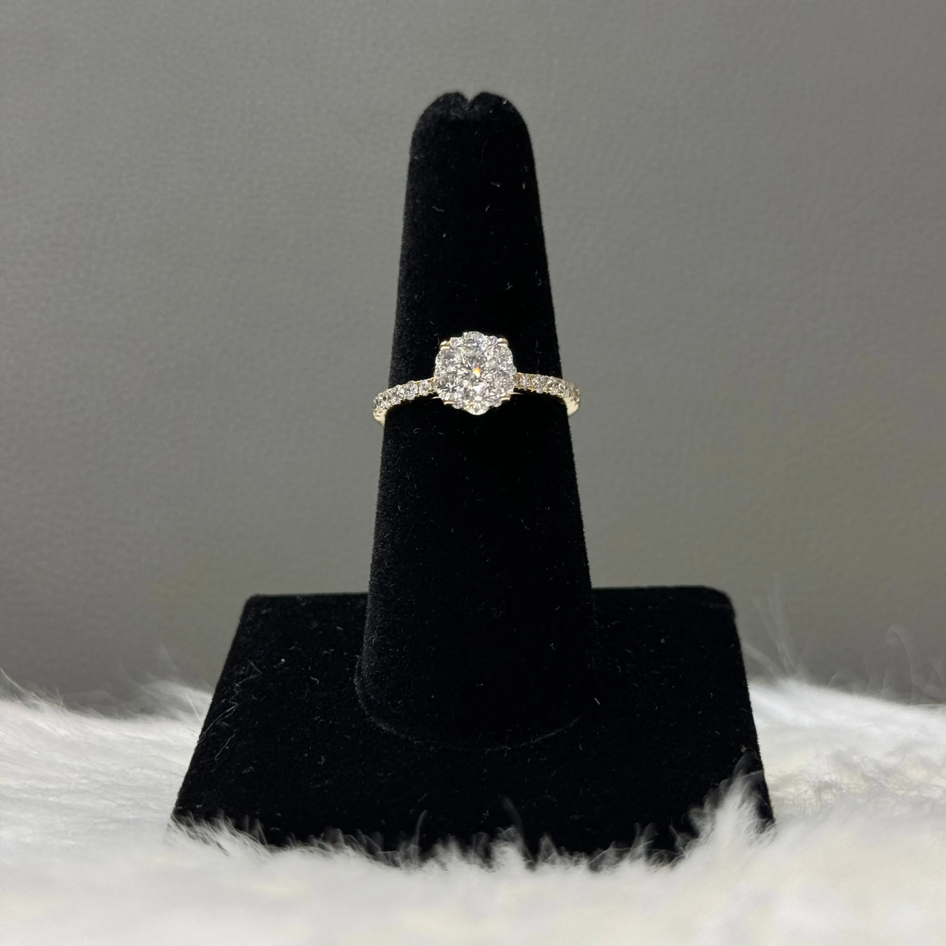 14K Yellow Gold Diamond Flower Ring 0.73Ct Dia / 2.9gr / Size 7