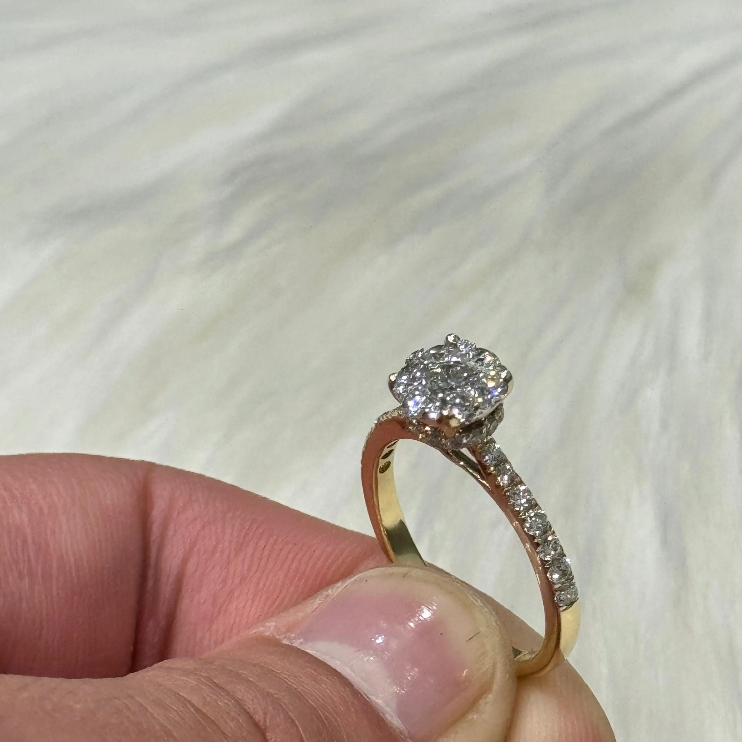 14K Yellow Gold Diamond Flower Ring 0.73Ct Dia / 2.9gr / Size 7