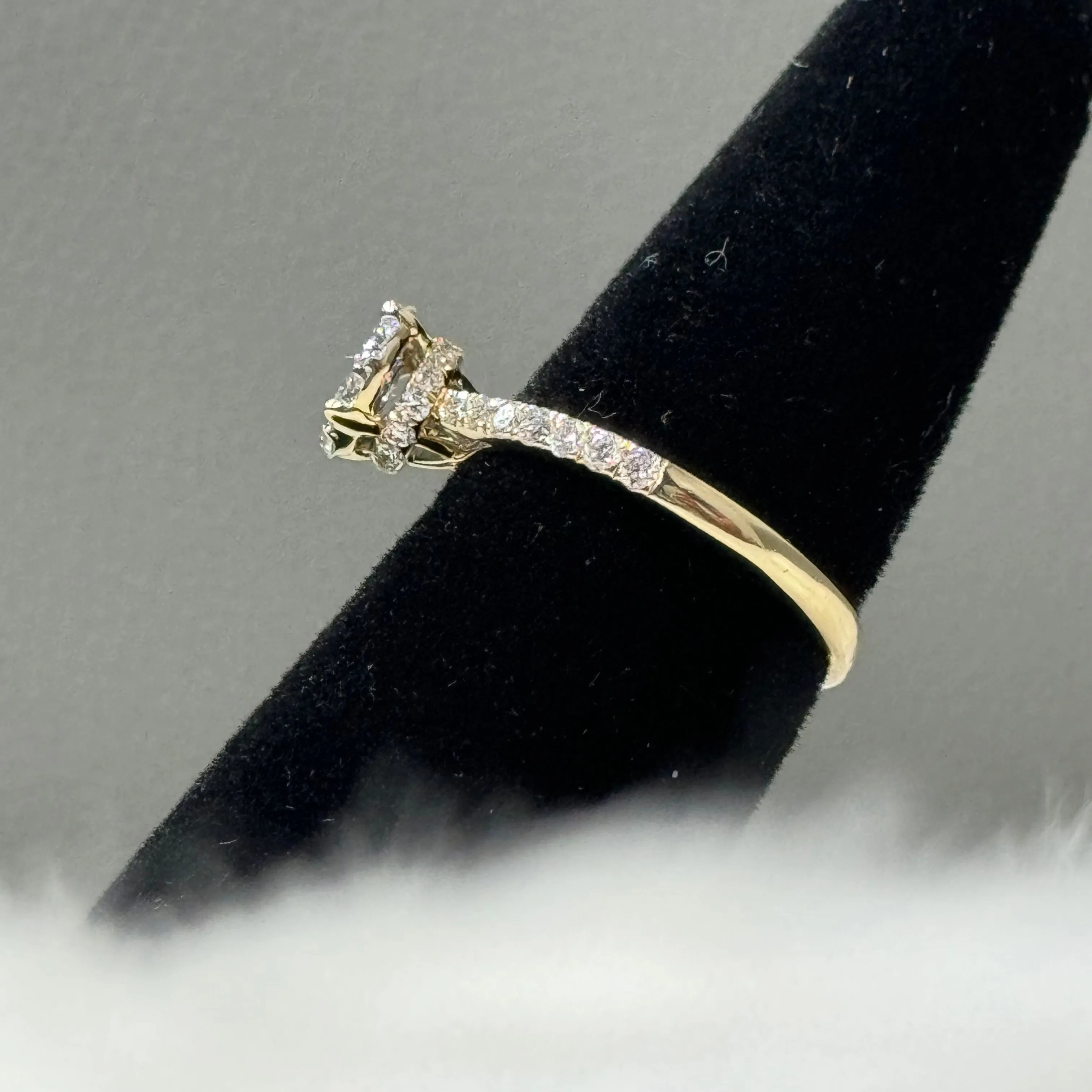 14K Yellow Gold Diamond Flower Ring 0.73Ct Dia / 2.9gr / Size 7