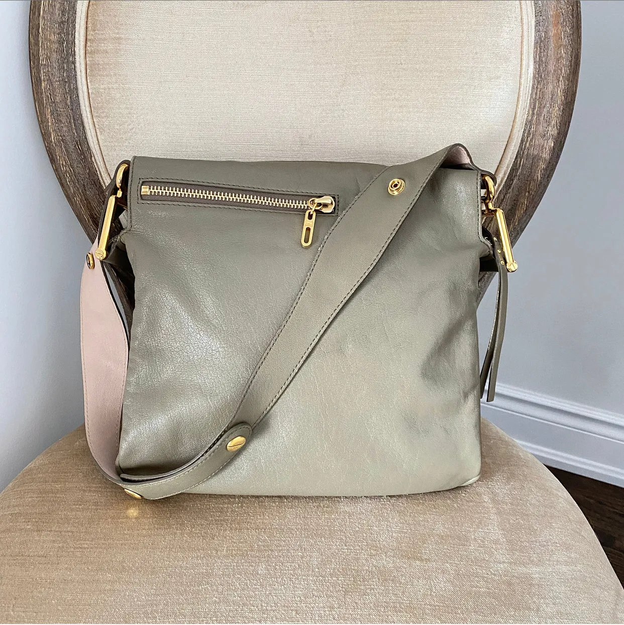 Chloe Kuroa Beige Leather Shoulder Bag with Gold Zip Detail